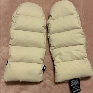 Aritzia Superpuff Mittens